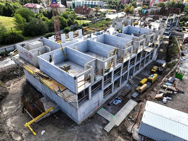 Výstavba pokračuje do dalších podlaží. Nová čtvrť roste před očima.